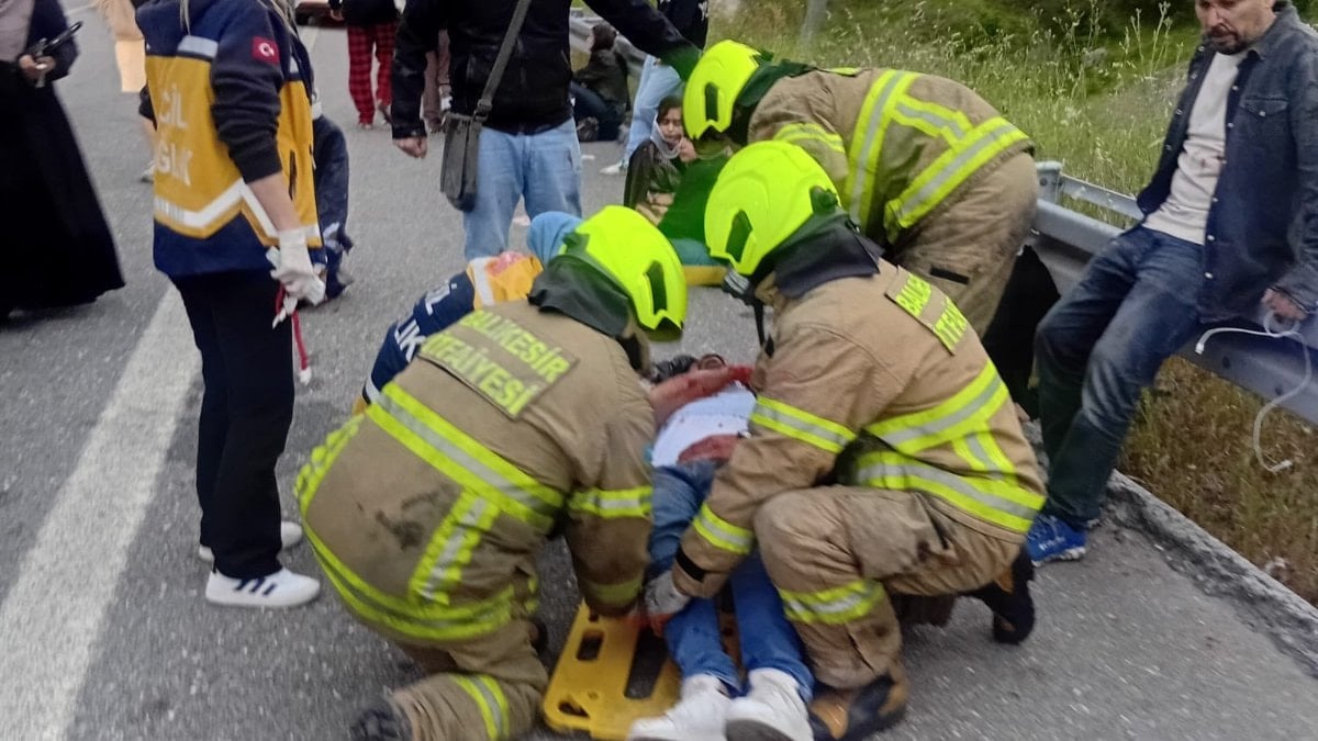 Balıkesir'de yolcu otobüsü refüje çarpıp devrildi: 36 yaralı