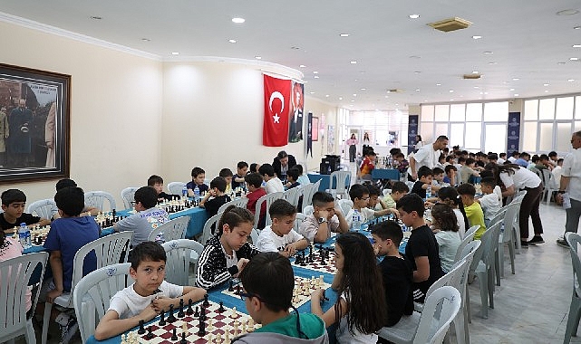 Başkan Çerçioğlu'nun destekleri ile satranç öğrenen öğrenciler hamlelerini yarıştırdı