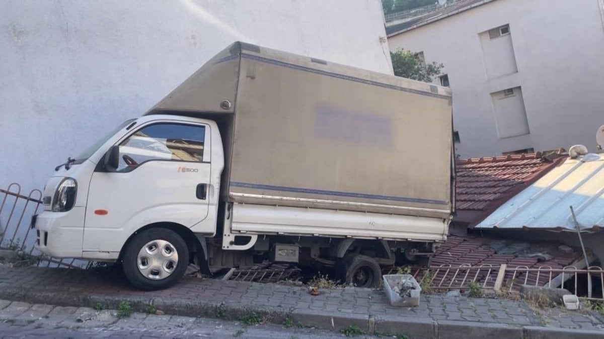 Kağıthanede geri kayan kamyonet, evin çatısına düştü