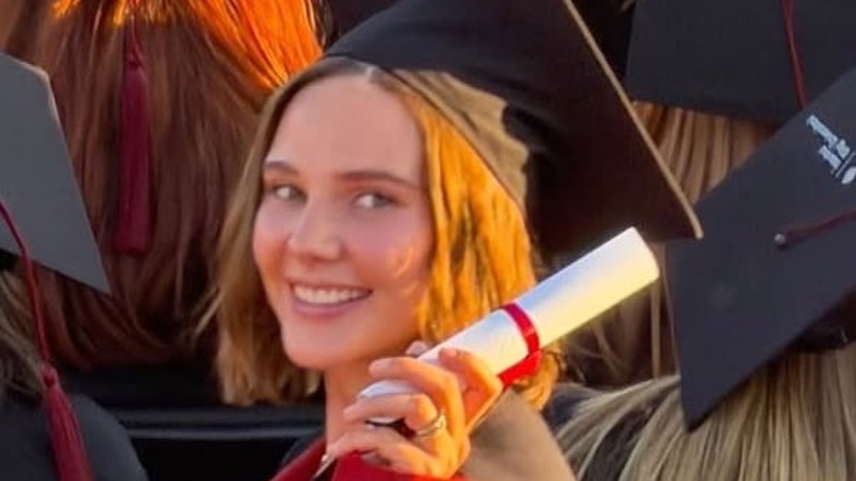 Alina Boz'un mezuniyet sevinci