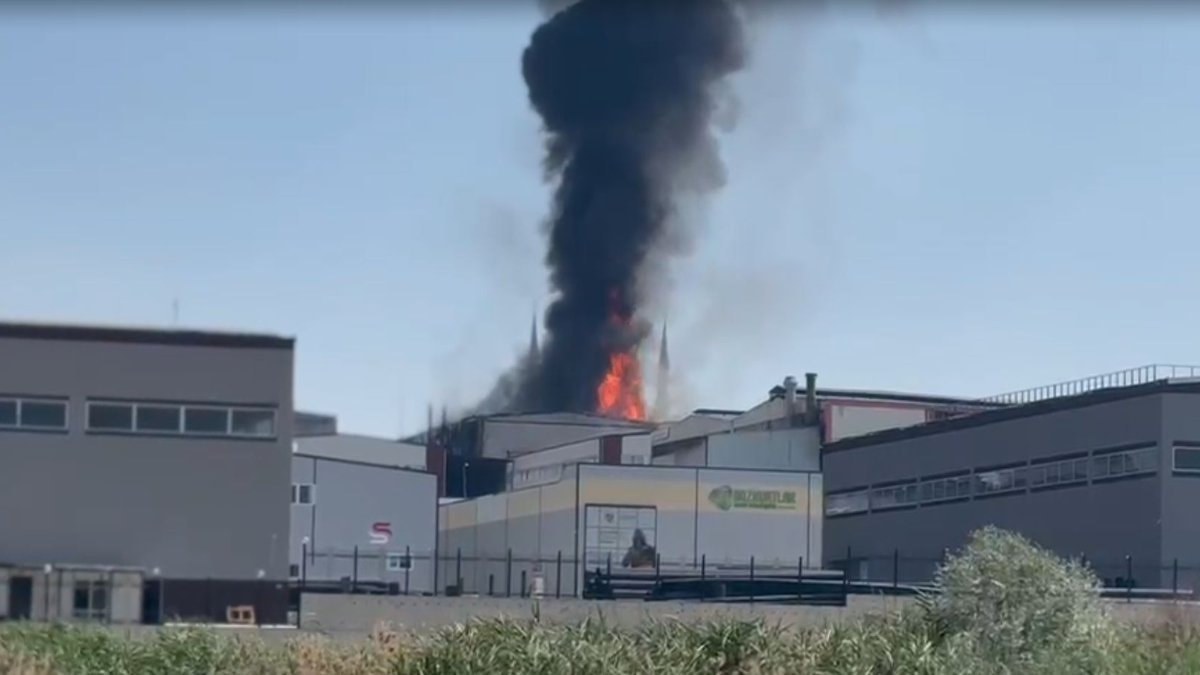 Ankara’da kimyasal ürün fabrikasında yangın: Alevler yan fabrikaya sıçradı