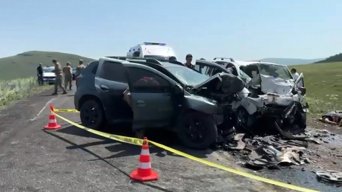 Ardahan'da iki araç kafa kafaya çarpıştı: 3 ölü 3 yaralı