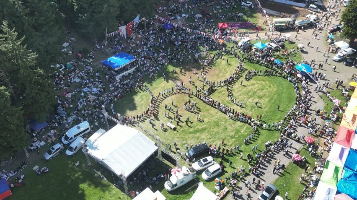 Artvin'de 2 bin rakımlı yaylada 60 bin kişilik horon halkası