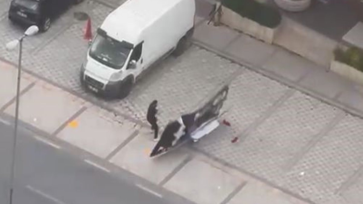 Avcılar'da fırtına paniği: Uçan reklam panosu vatandaşın üzerine devrildi