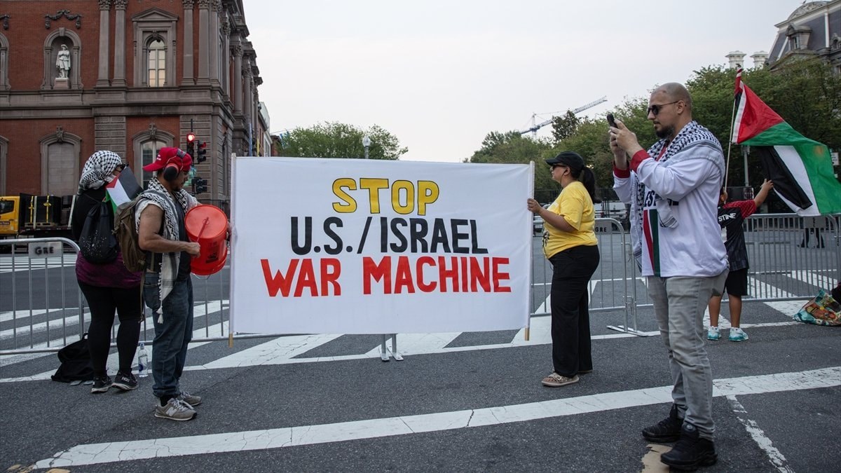 Beyaz Saray'ın önünde Netanyahu protestosu: Kefiyeli aktivistler Filistin bayrakları açtı