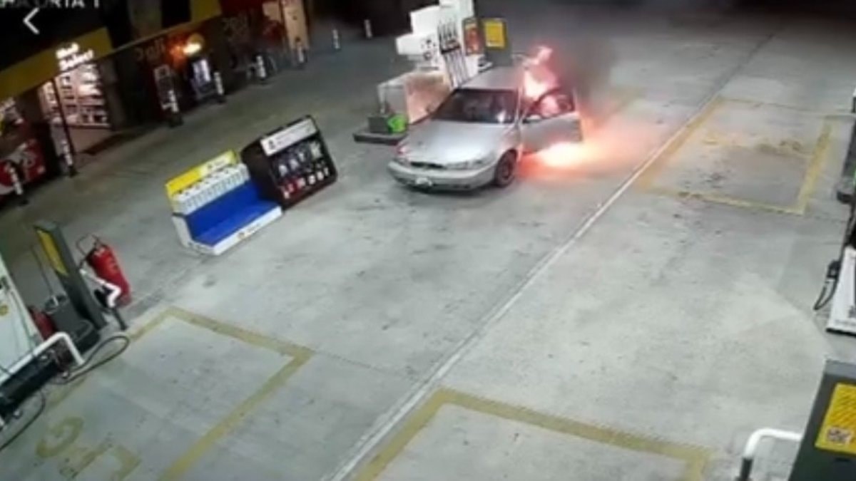 Bursa'da yakıt aldığı sırada otomobili alev aldı