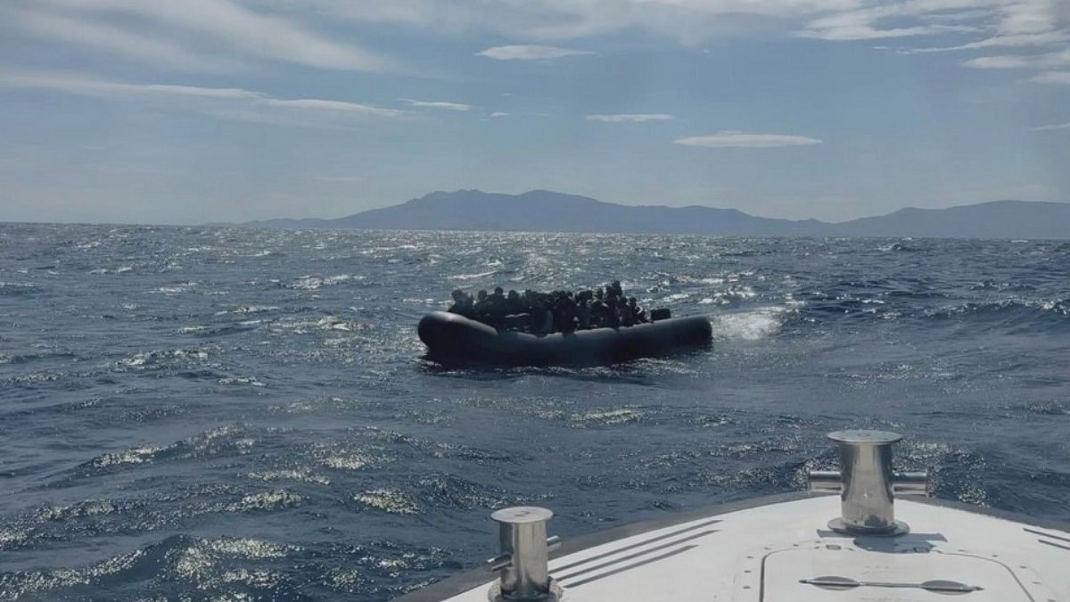 Çanakkale açıklarında 43 düzensiz göçmen yakalandı