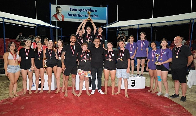 Dikili'nin Yıldızları Kupayı Kaldırdı