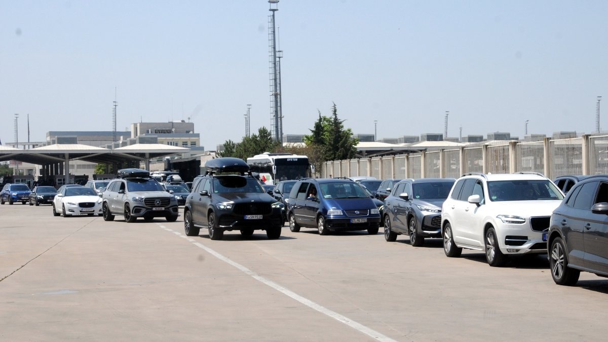 Edirne'deki sınır kapılarında gurbetçi yoğunluğu
