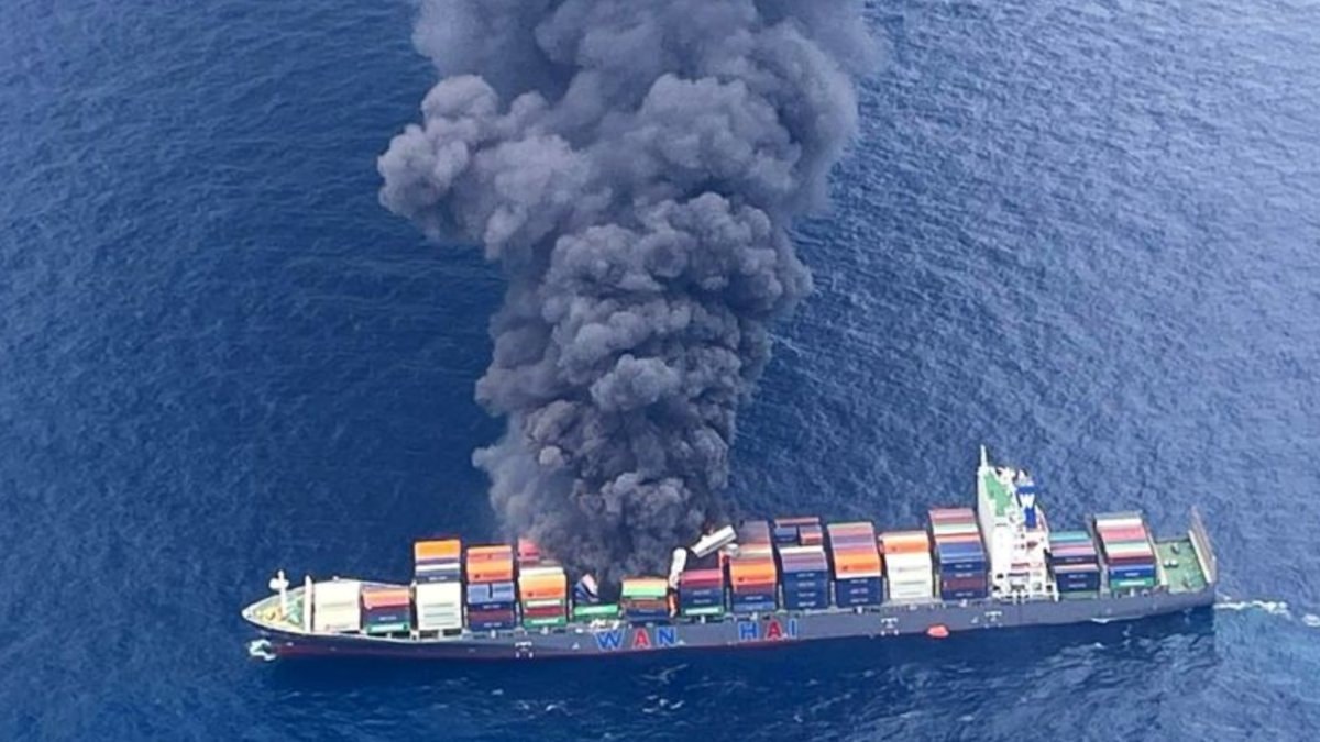 İran basını: Hürmüz Boğazı'nda deniz mayınına çarpan bir petrol tankeri patladı