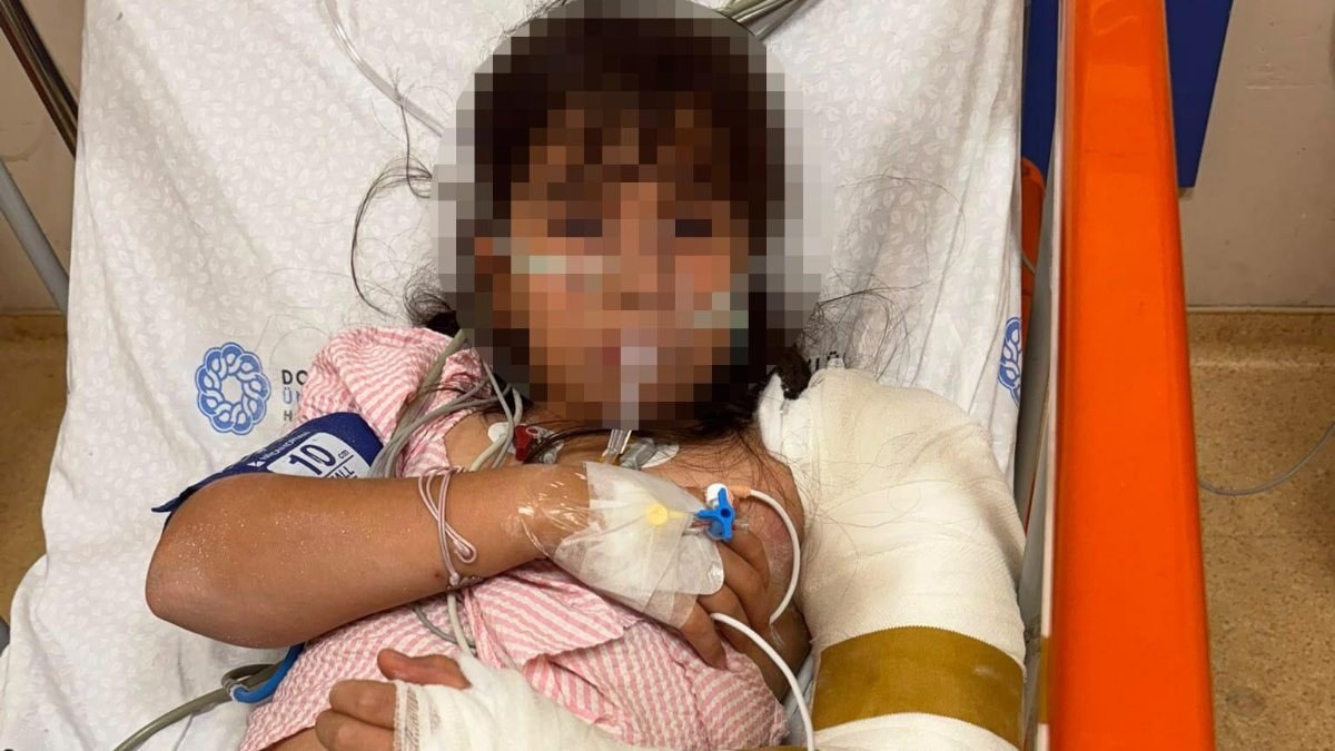 İzmir'de kolu sürgülü kapıya sıkışıp kırıldı