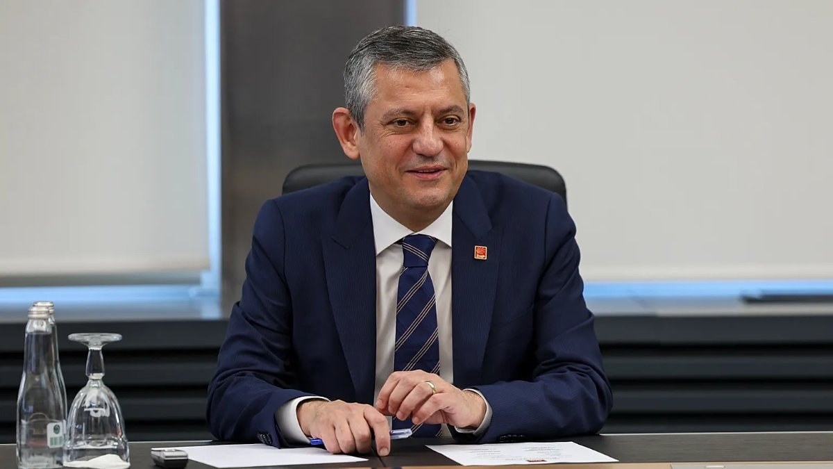 Özgür Özel yeni partisinin dilekçesini verip, cuma namazına gidecek