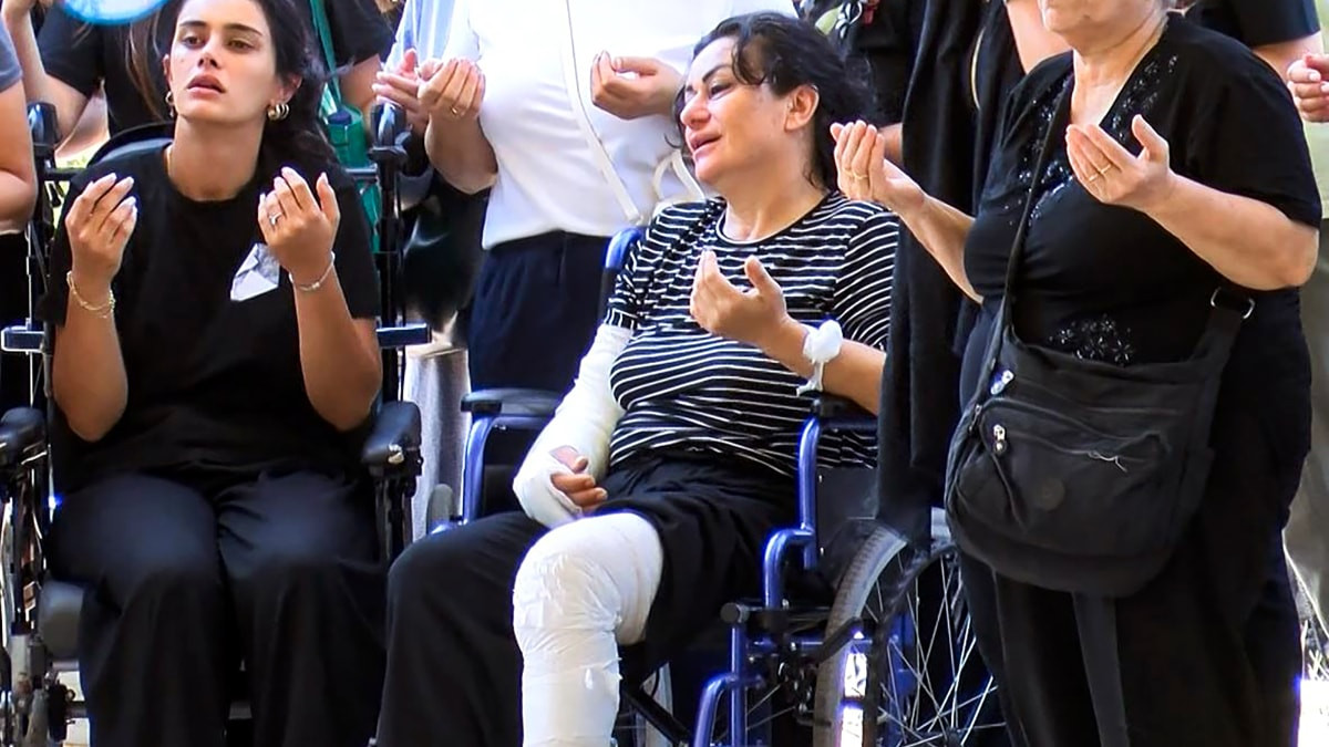 Adana'da silahlı kavgada öldürülen eşi ve oğlunun cenazesine tekerlekli sandalyede katıldı