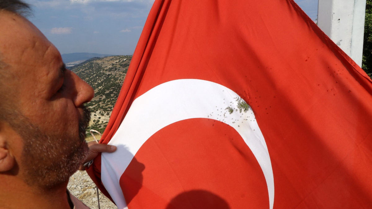 Burdur'da Türk bayrağına av tüfeğiyle ateş edildi