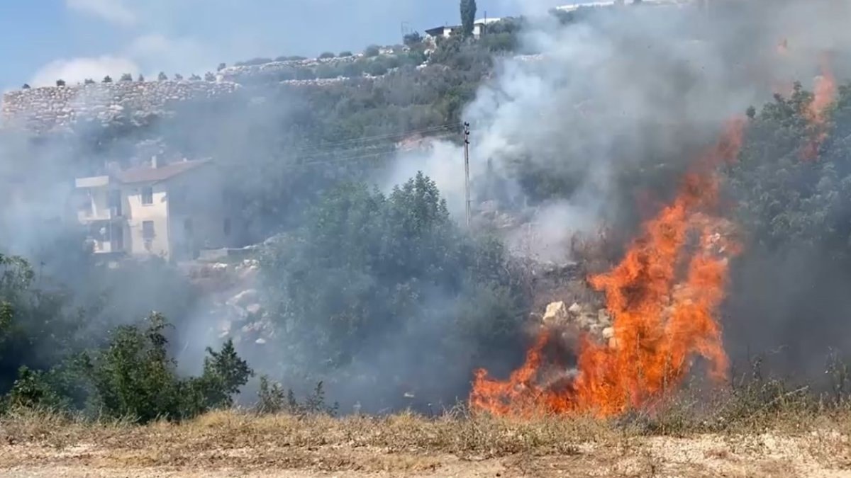 Çorum'da çalılık alanda yangın