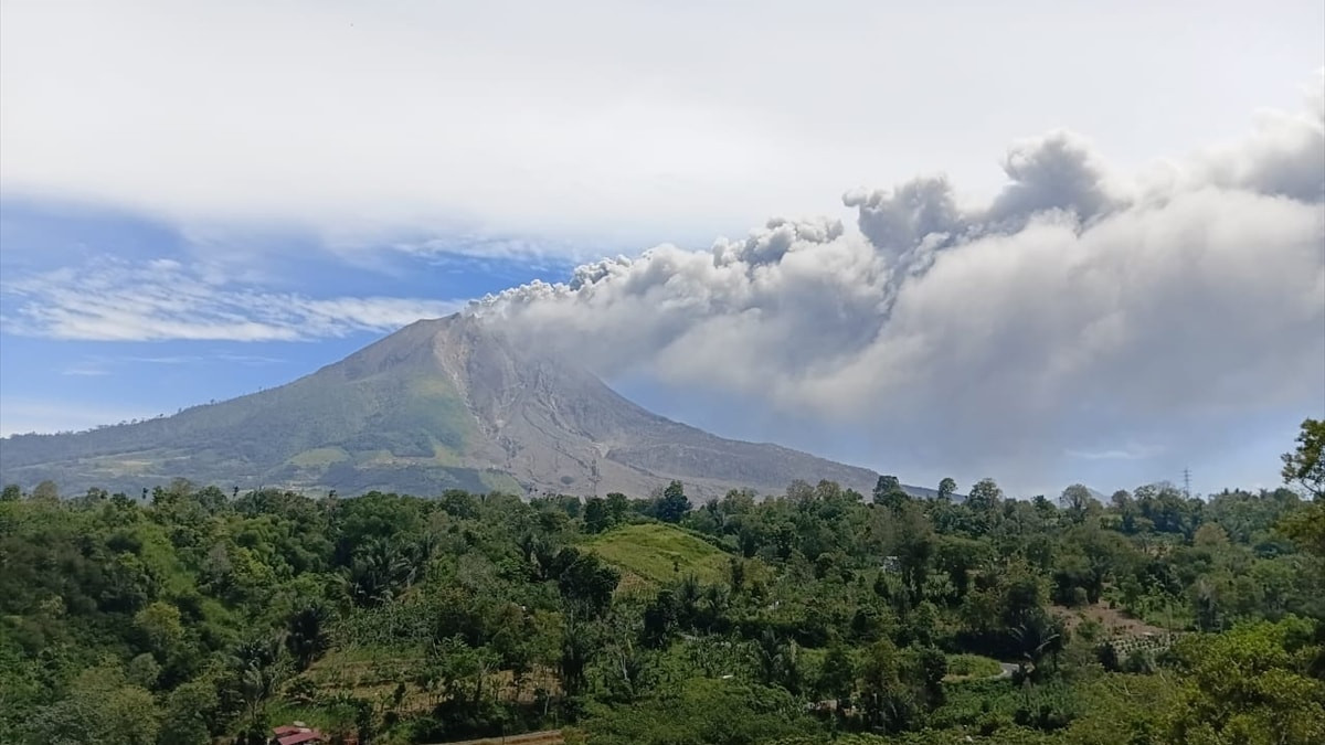 Endonezya'da Sinabung yanardağında patlama