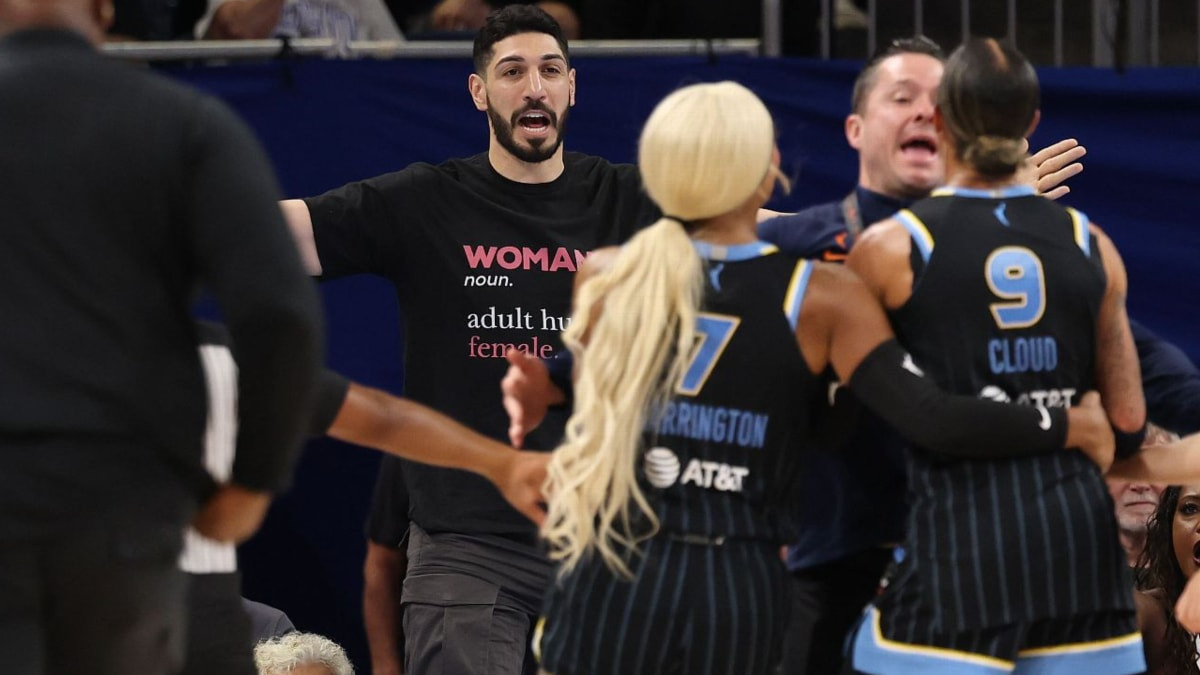 FETÖ'cü Enes Kanter, kadın basketbolcular tarafından salondan atıldı