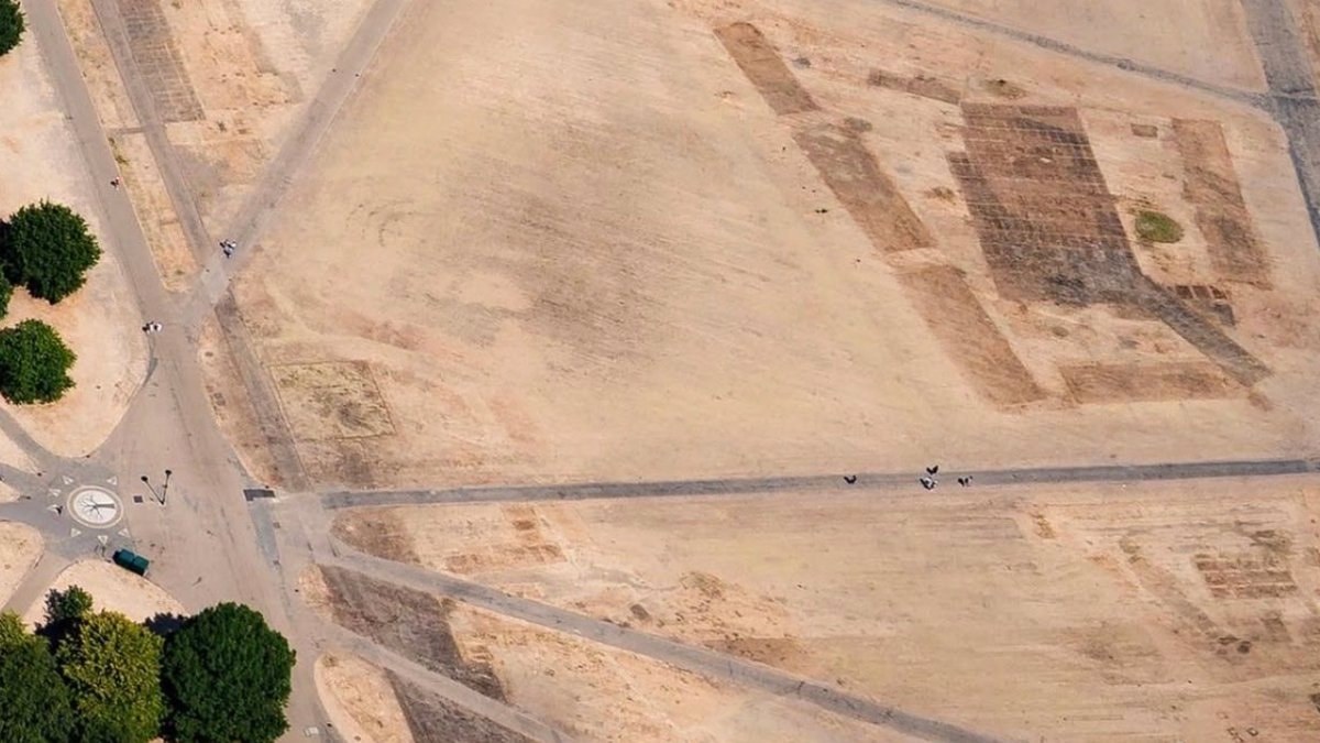 İngiltere'de yeşil parklar hızla kurumaya başladı