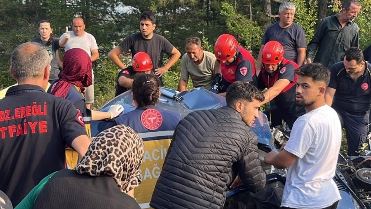 İşçi servisi ile otomobilin çarpıştığı kazada 1'i ağır olmak üzere 4 kişi yaralandı
