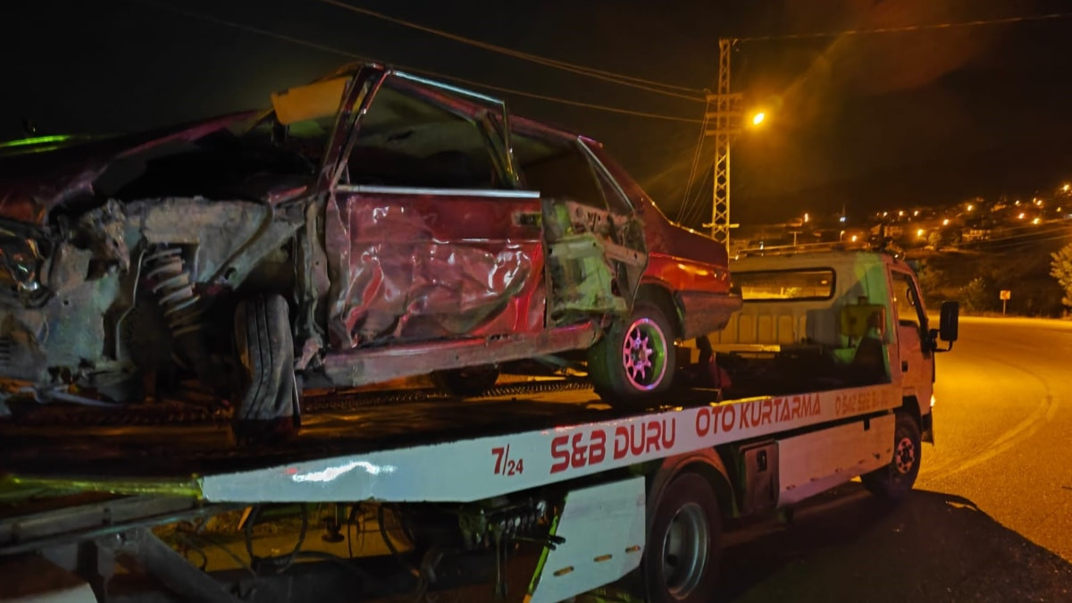 Isparta’da tırla çarpışan Tofaş araç hurdaya döndü: 2 yaralı