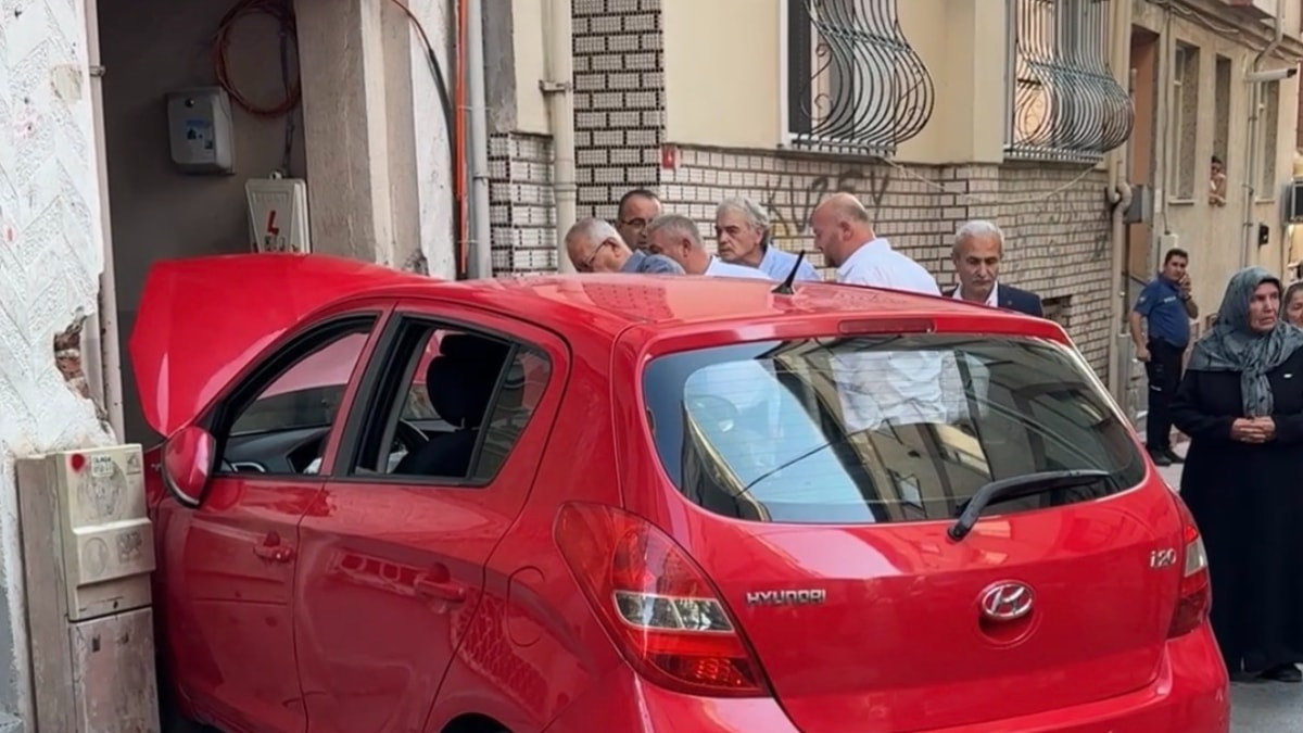 İstanbul'da düğün konvoyunda kaza: Damadın amcası binaya çarptı