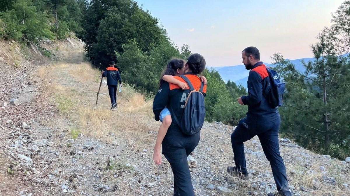 Kahramanmaraş'ta araziye savrulan araçta mahsur kalan baba-kız kurtarıldı