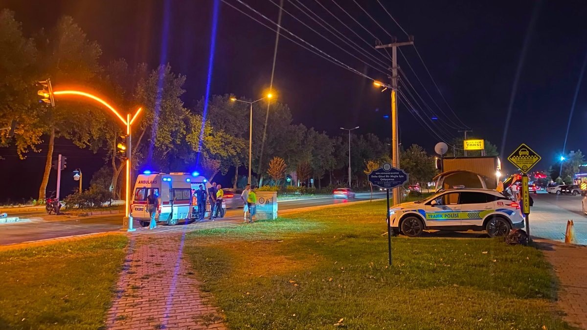 Muğla'da kırmızı ışıkta bekleyen motosiklete çarpan sürücü kaçtı: Motosikletli hastaneye kaldırıldı