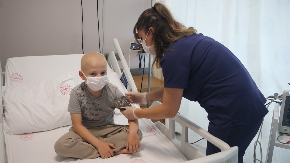 Samsun’da 7 yaşındaki çocuğun karnından 30 santimetrelik tümör çıkarıldı