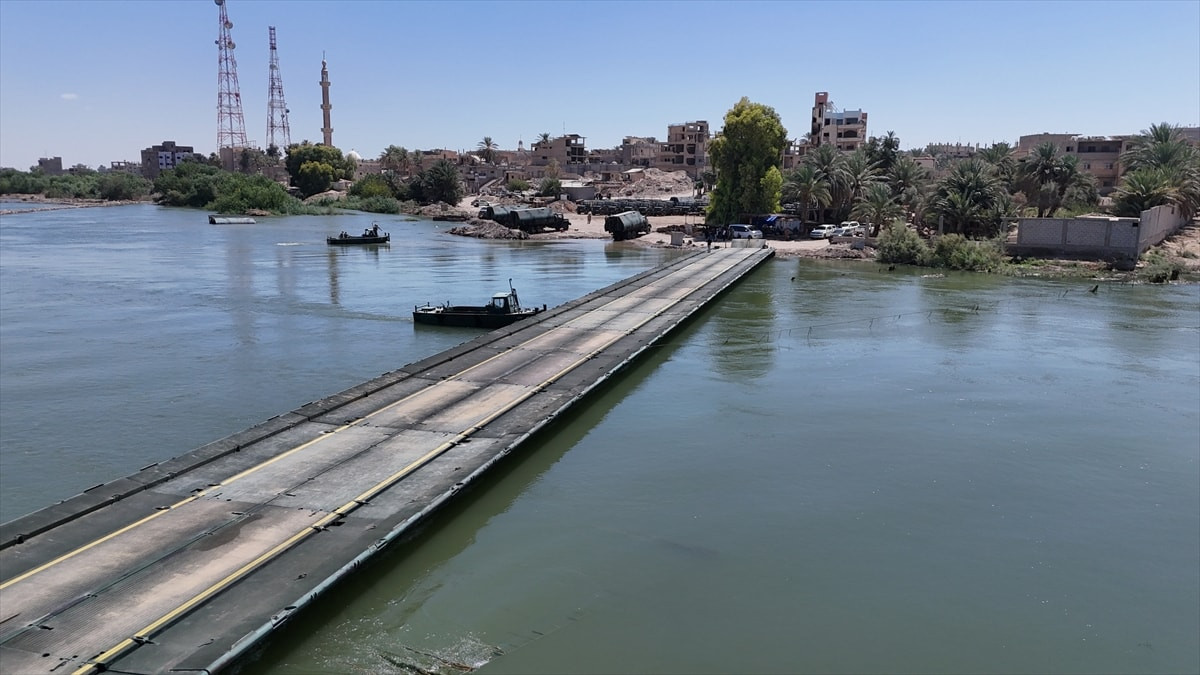 TSK ve Suriye ordusunun iş birliğiyle Fırat Nehri'ne yüzer köprü kuruldu