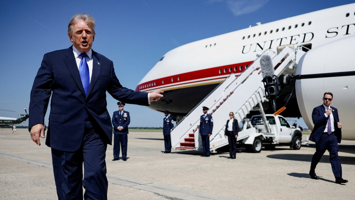 Donald Trump'tan gazetecilere yeni yasak: Başkanlık uçağına alınmadılar