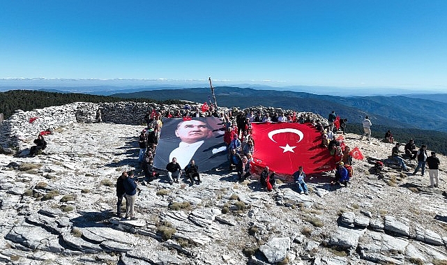 Edremit'in kurtuluşunun 104. yılında Sarıkız Zirvesi'nde bayrak yürüyüşü