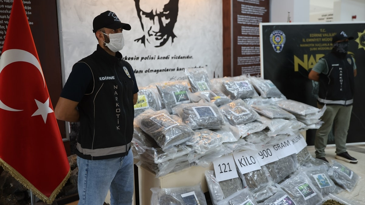 Hamzabeyli Sınır Kapısı'nda 121 kilo 900 gram skunk ele geçirildi