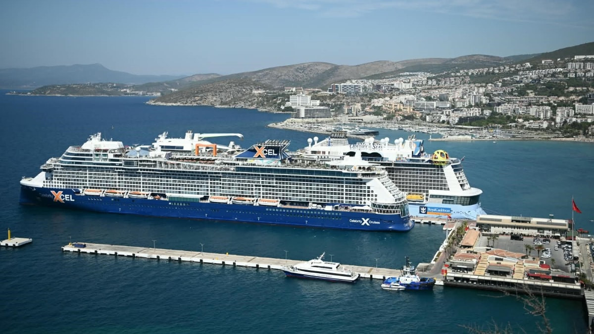 İki dev kruvaziyer 7 bin 818 turistle Kuşadası'na demirledi