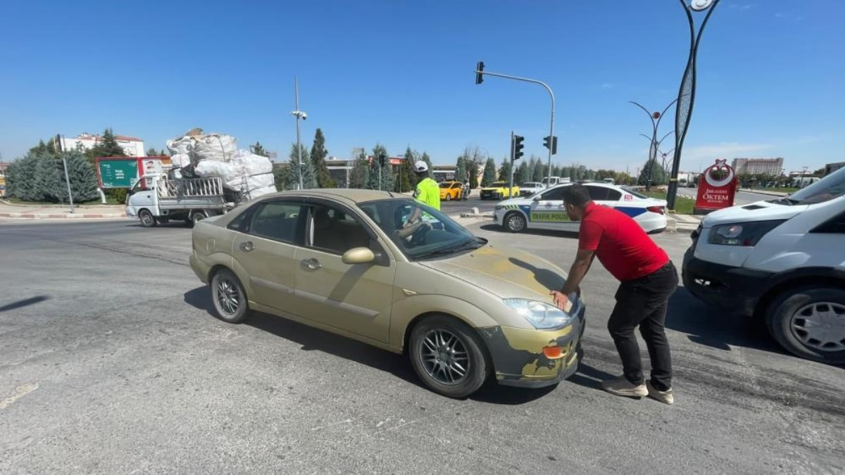 Karaman'da yola dökülen yağ, otomobile kaza yaptırdı