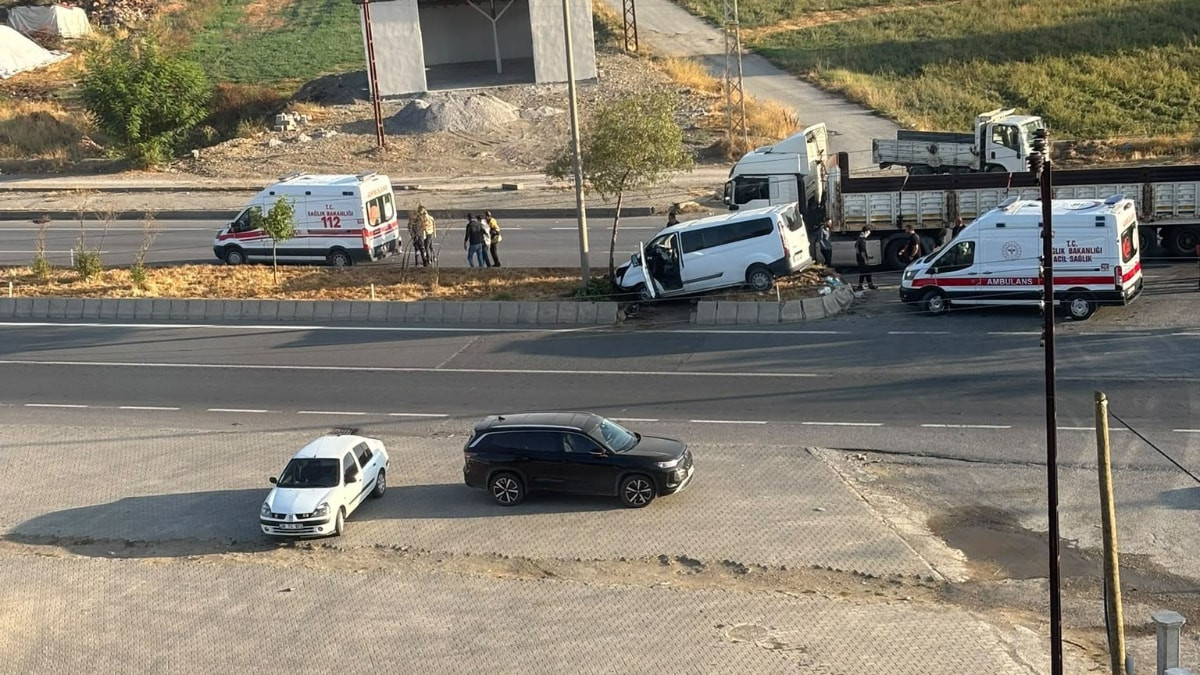 Muş'ta tır ile panelvan araç çarpıştı: 3 yaralı