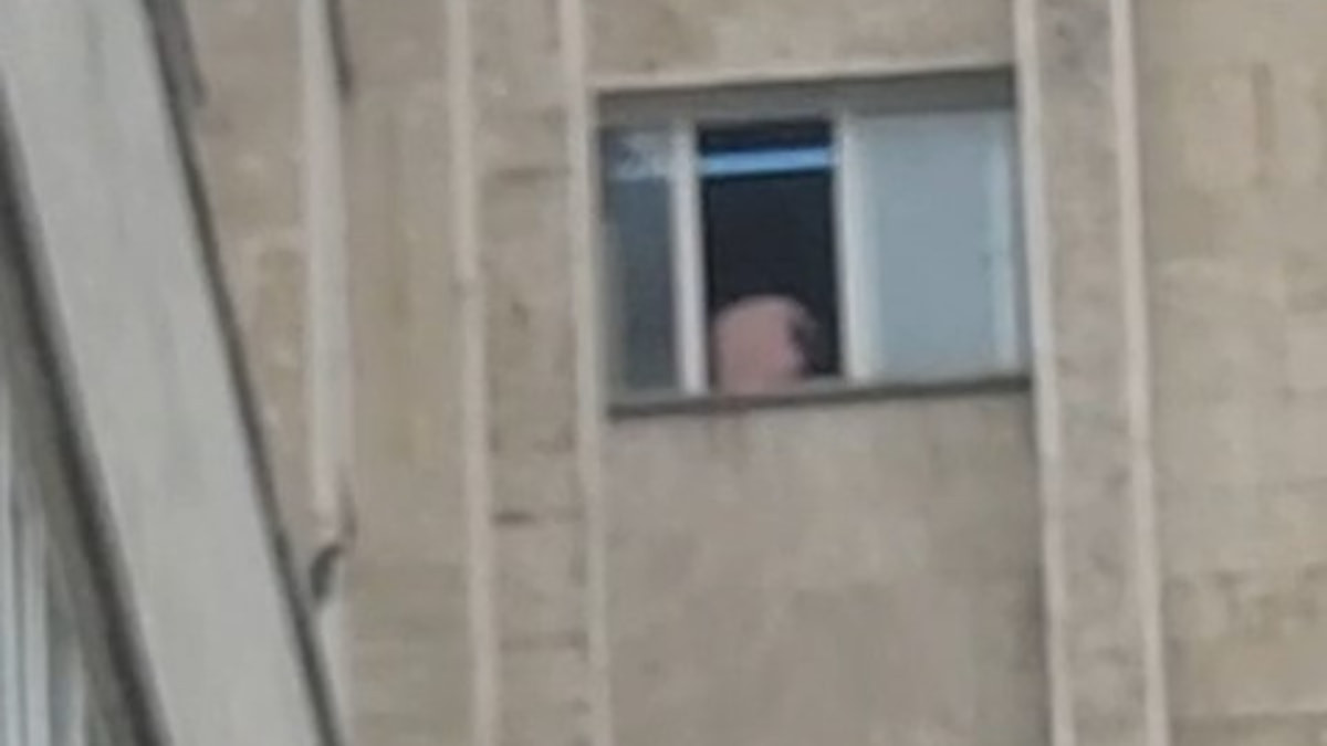 Samsun'da 9. kattaki cama çıkan şahsı polis ekipleri ikna etti