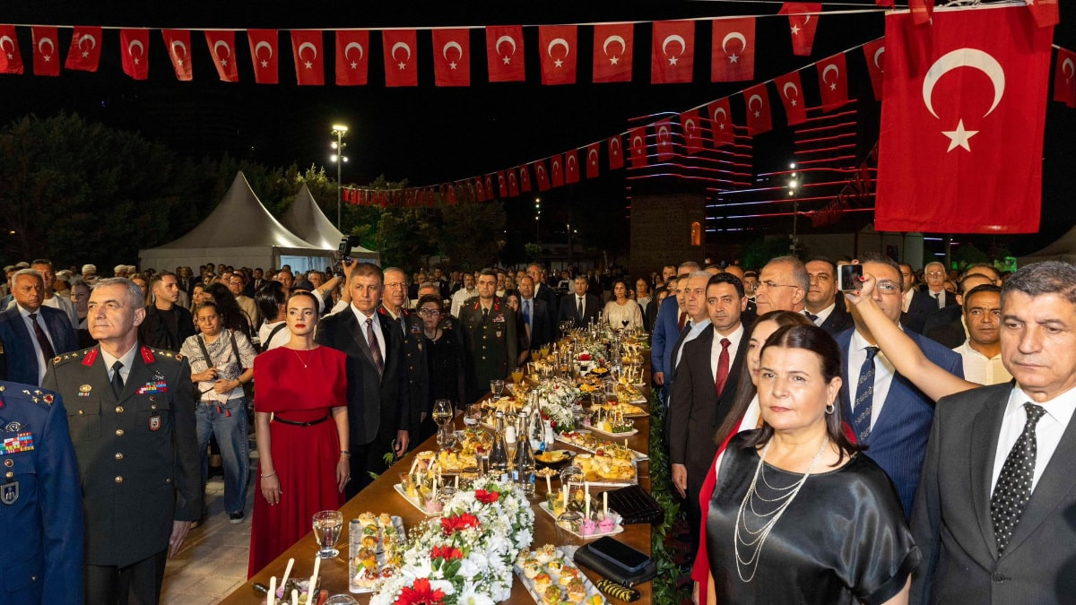 Tartışmalar sona erdi: İzmir'deki 9 Eylül resepsiyonunda alkollü içecek servis edildi
