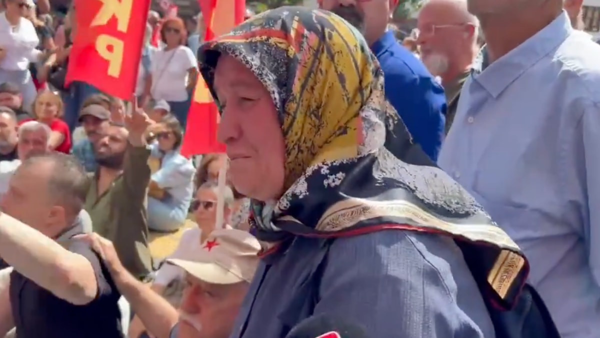 Üsküdar Belediyesi, AK Parti'ye geçince başörtülü kadın gözyaşlarını tutamadı