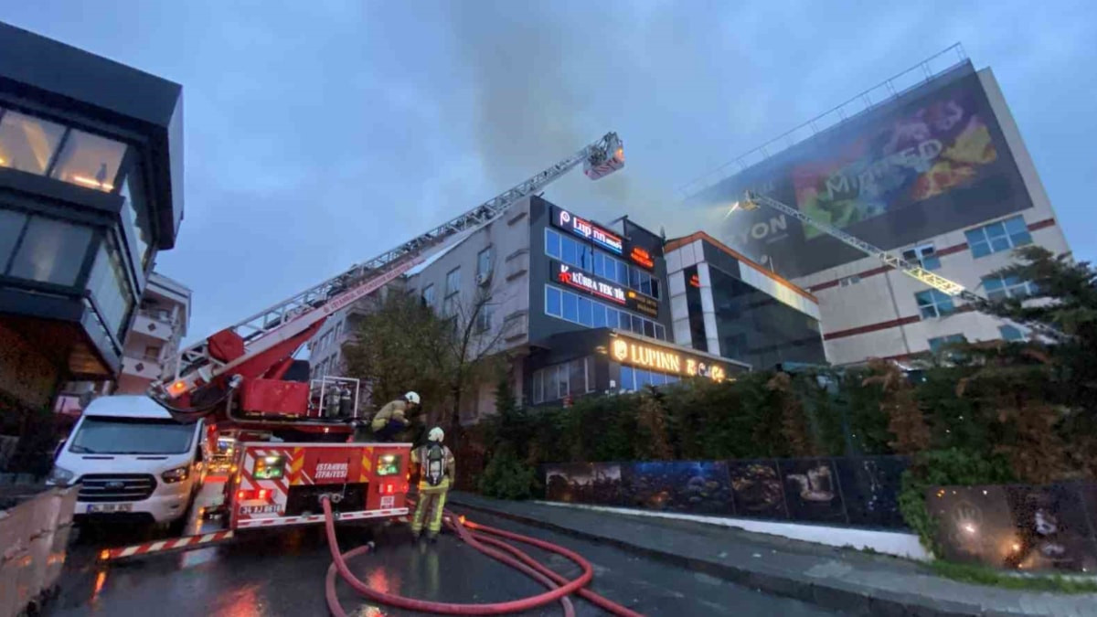 İstanbul Küçükçekmece’de tekstil atölyesindeki yangın söndürüldü