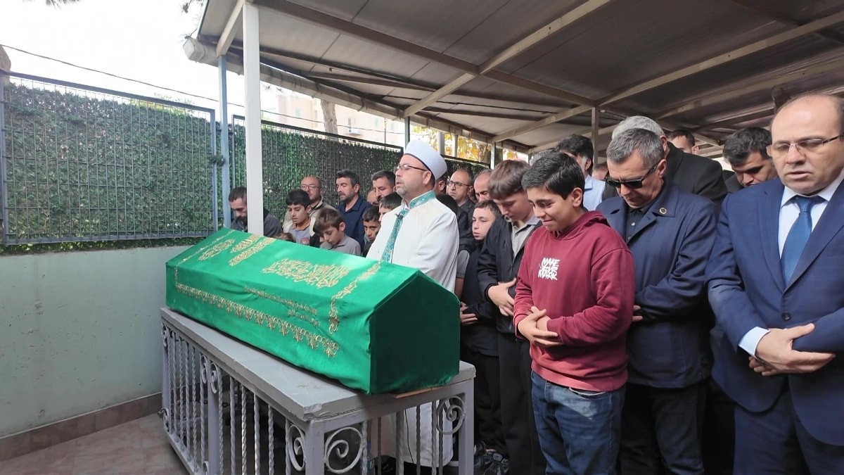 İstanbul'da gecekonduda çıkan yangında can veren çocuk, toprağa verildi