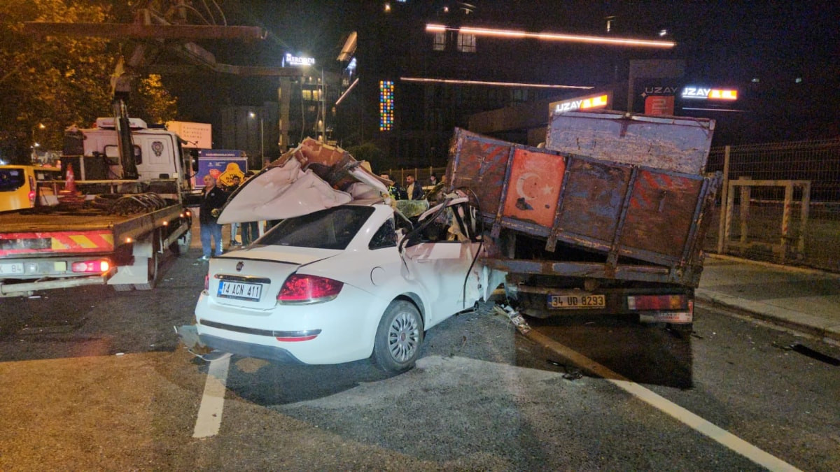 İstanbul'da makas atan alkollü sürücü kamyonun altına girdi
