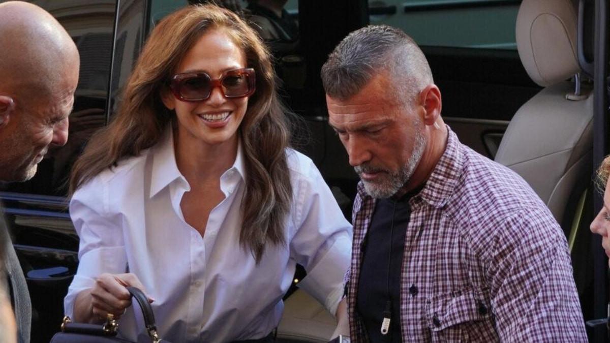 İtalya'da Jennifer Lopez rüzgârı: Yakışıklı korumasının elini bırakamadı