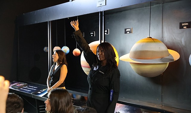 Karman Hattını Geçen Astronot Aisha Bowe, Çiğli'de öğrencilerle buluştu