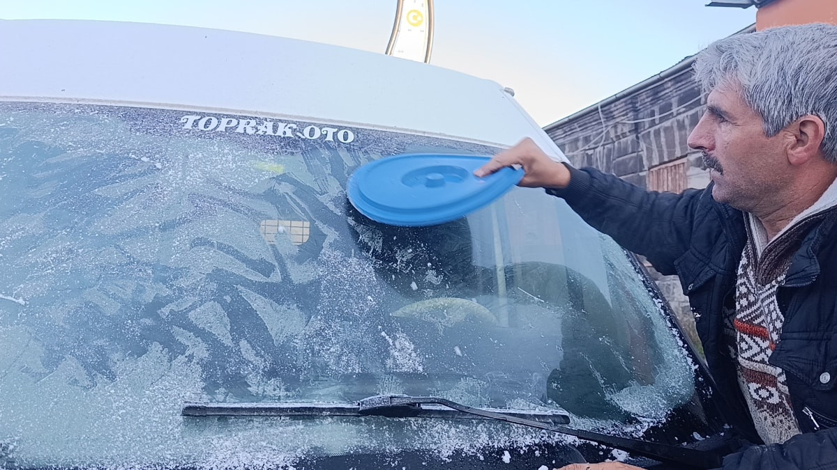 Kars'ta termometreler eksi 6 dereceyi gösterdi: Araçların camları buz tuttu