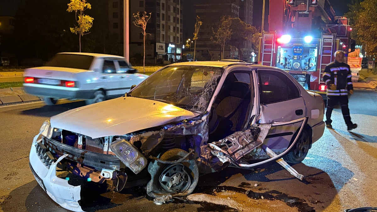 Kayseri'de ağaca çarpan otomobilde sıkışan sürücüyü itfaiye ekipleri kurtardı: 1 yaralı
