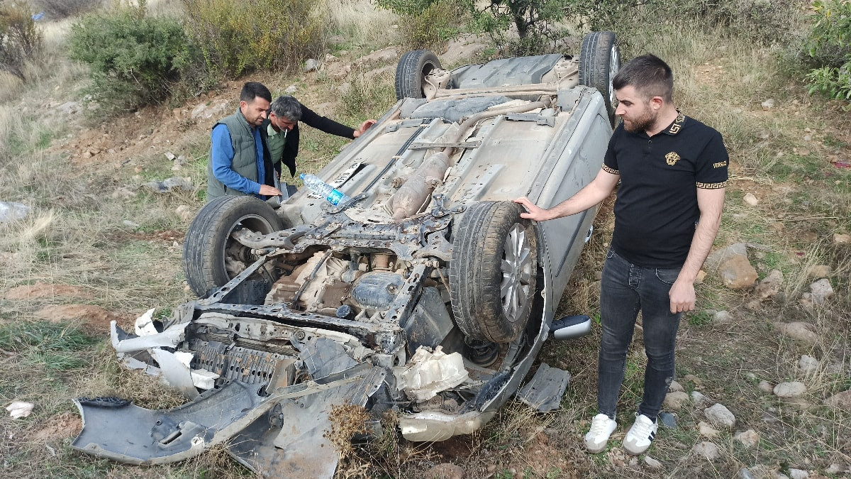 Kayseri'de şarampole devrilen otomobildeki 4 kişi yaralandı