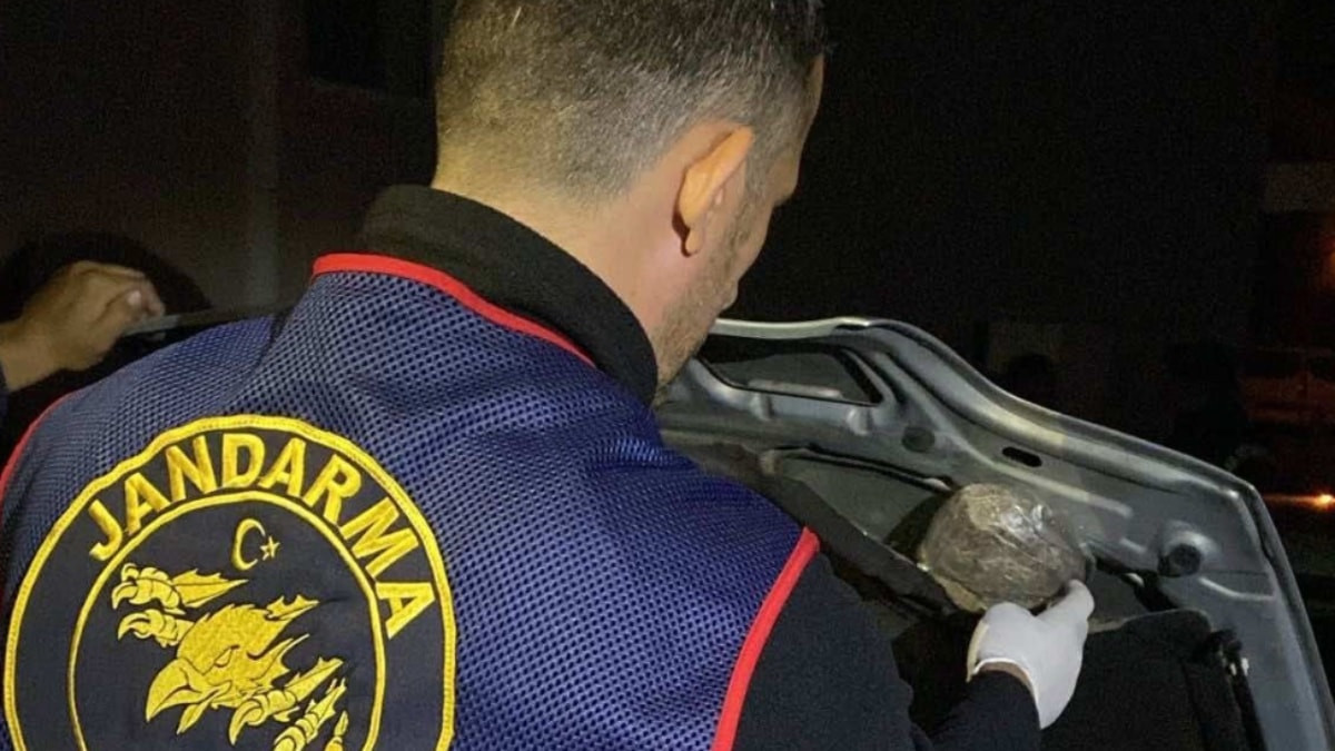 Kocaeli'de otomobilin kaputundan uyuşturucu, cüzdandan altınlar çıktı
