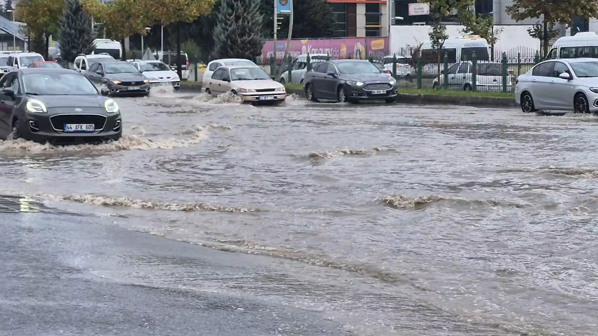 Malatya'da 15 dakikalık sağanak yağış sonucu yolları su bastı
