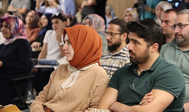 Yenişehirlioğlu, Kocaeli Kitap Fuarı'nda konuştu; "İnsan, özünden uzaklaştığında kaybolur"